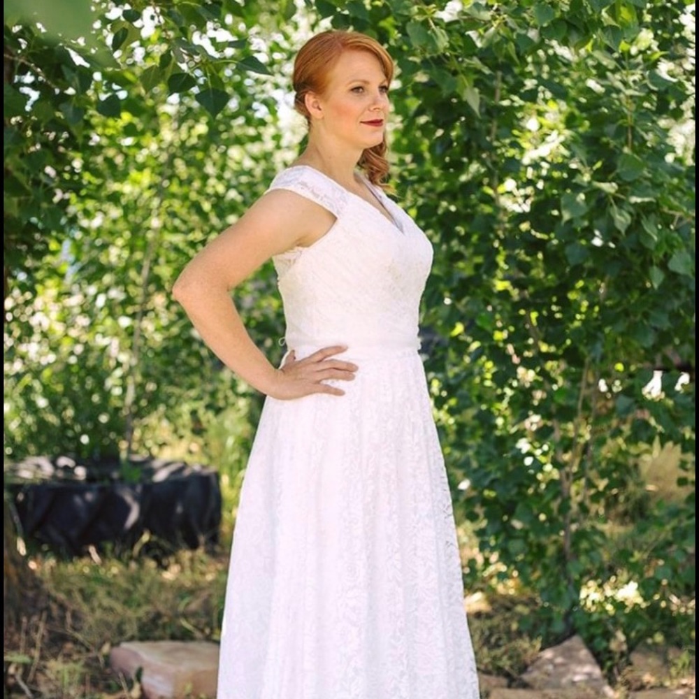 NWT stunning wedding dress in ivory
